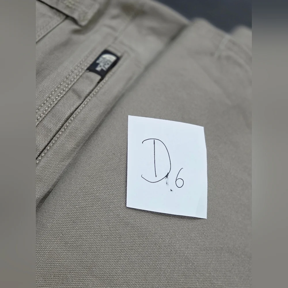 The North Face Men's Classic Straight Fit Khaki Pants Sz.40